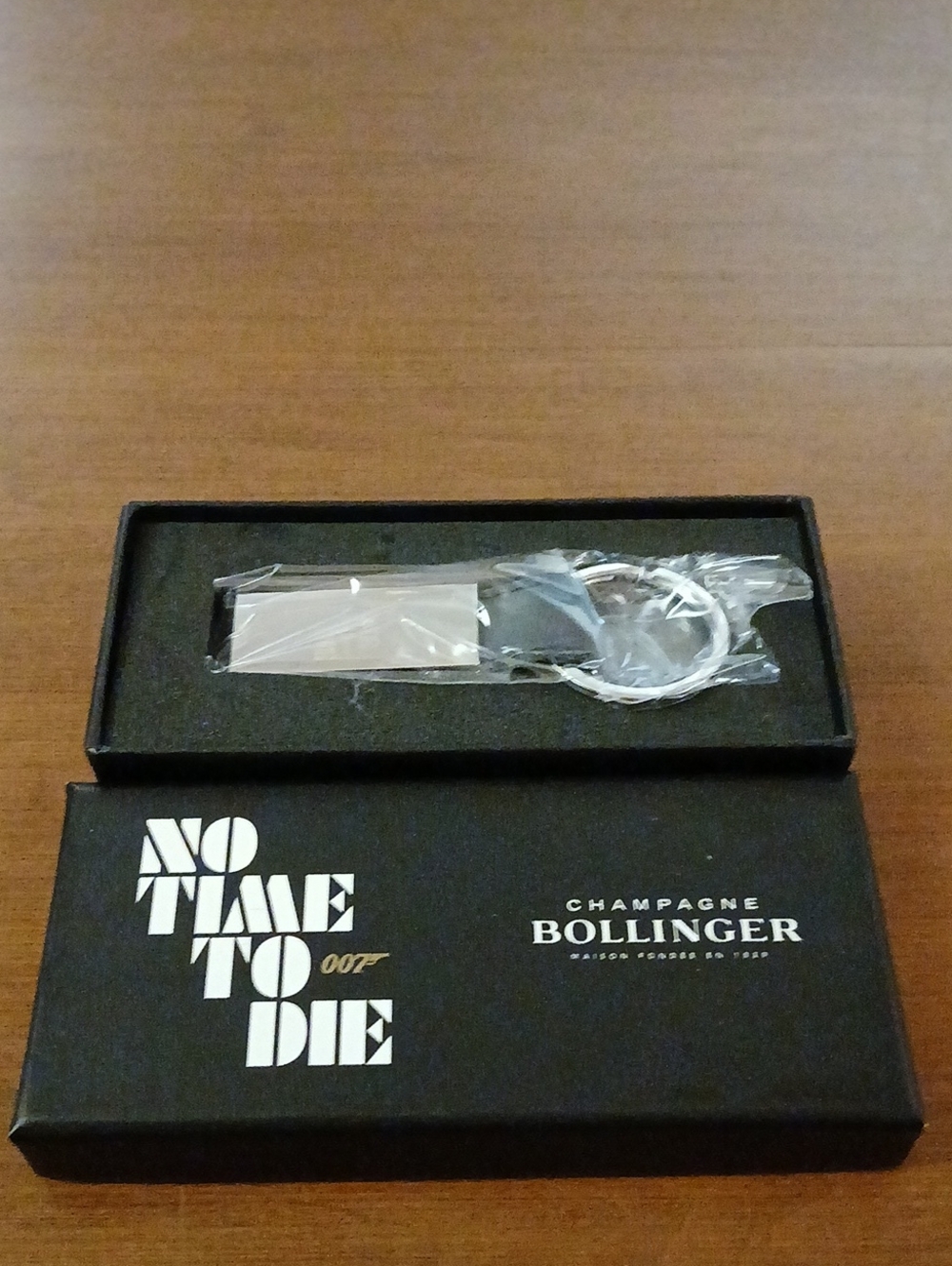 RARE JAMES BOND NO TIME TO DIE CHAMPAGNE BOLLINGER LEATHER KEYRING 007